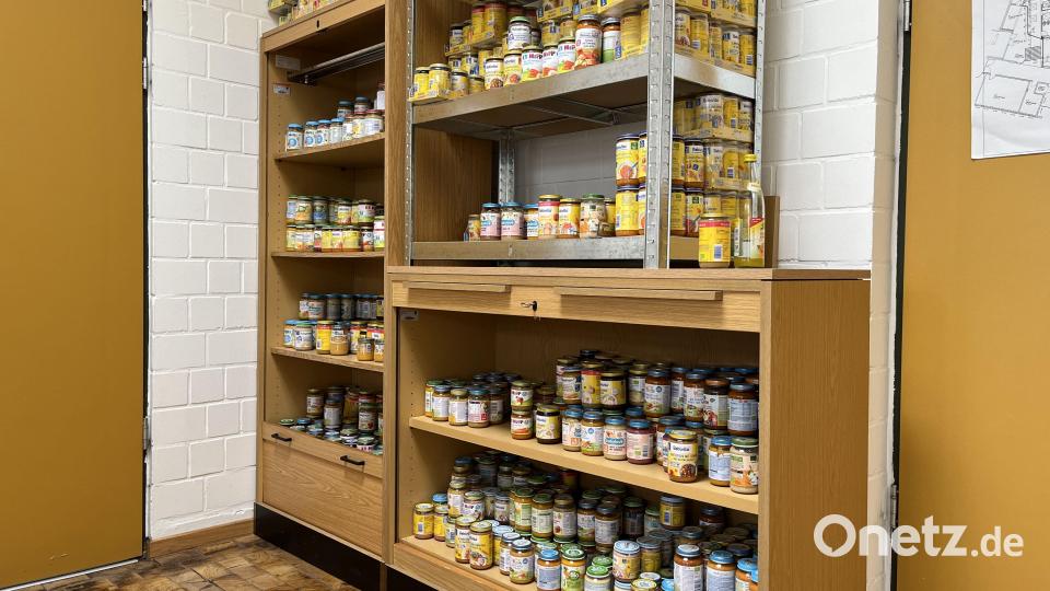 Lebensmittelvorräte in der Auerbacher Notunterkunft. Bild: Christine Hollederer