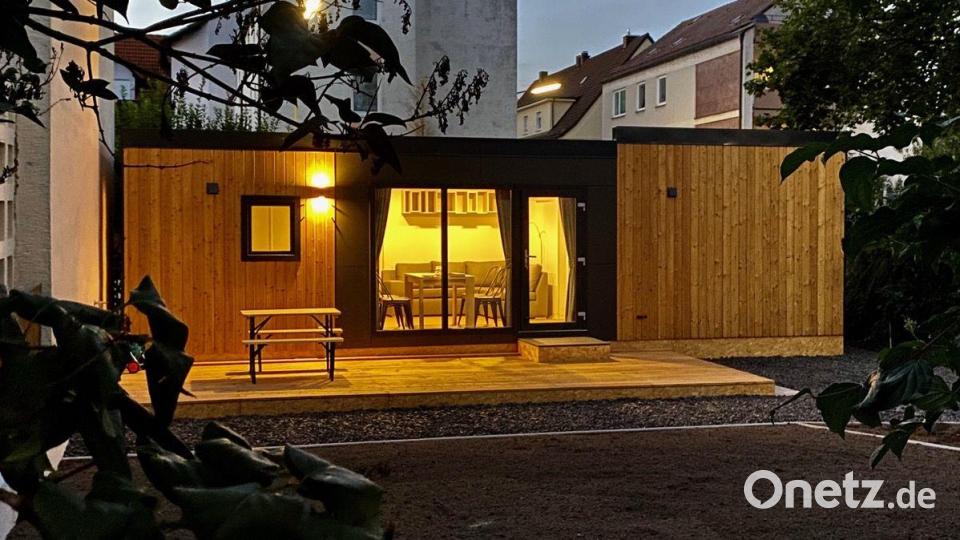 In diesem Haus muss man – außer auf Quadratmeter – auf nichts verzichten. Nachdem nun auch der Rasen sprießt, macht sich Idylle auf dem kleinen Eckgrundstück in Weiden-Ost bereit. Bild: Rippl Achitektur