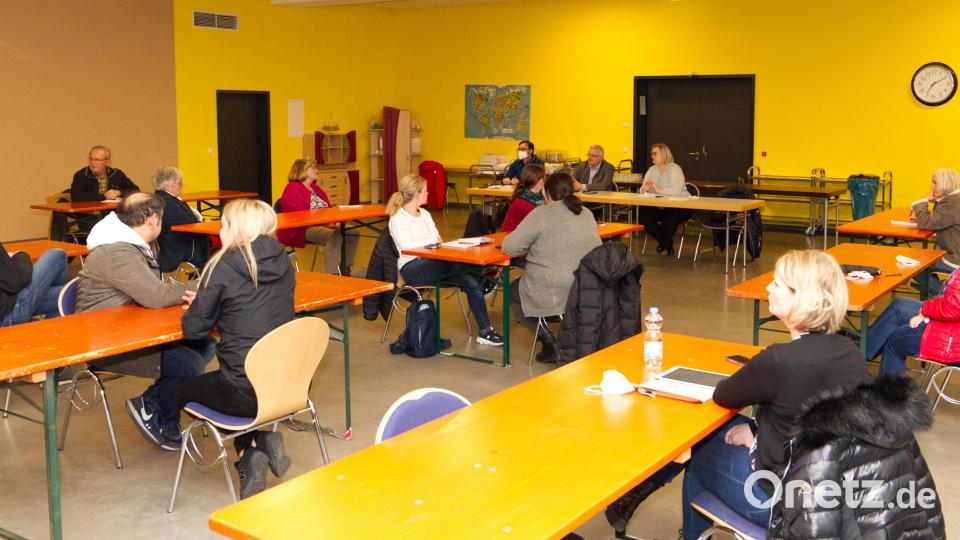 Im Mehrzwecksaal der Stadthalle trafen sich 25 Teilnehmer zu einem Informationsabend über die Ukraine-Hilfe vor Ort. Bild: njn