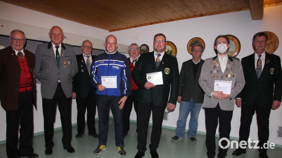 Der Stiftlandgau ehret verdiente Mitglieder. Im Bild (von links) Bernhard Auburger vom Schützenbezirk, Alfred Koch, 2. Gauschützenmeister Martin Dietz, Joachim Bauer, Dieter Beer vom Bezirk, Stefan Zant, Hans Klupp, Klaus Hernezky und Gauschützenmeister Manfred Zölch. Bild: kro