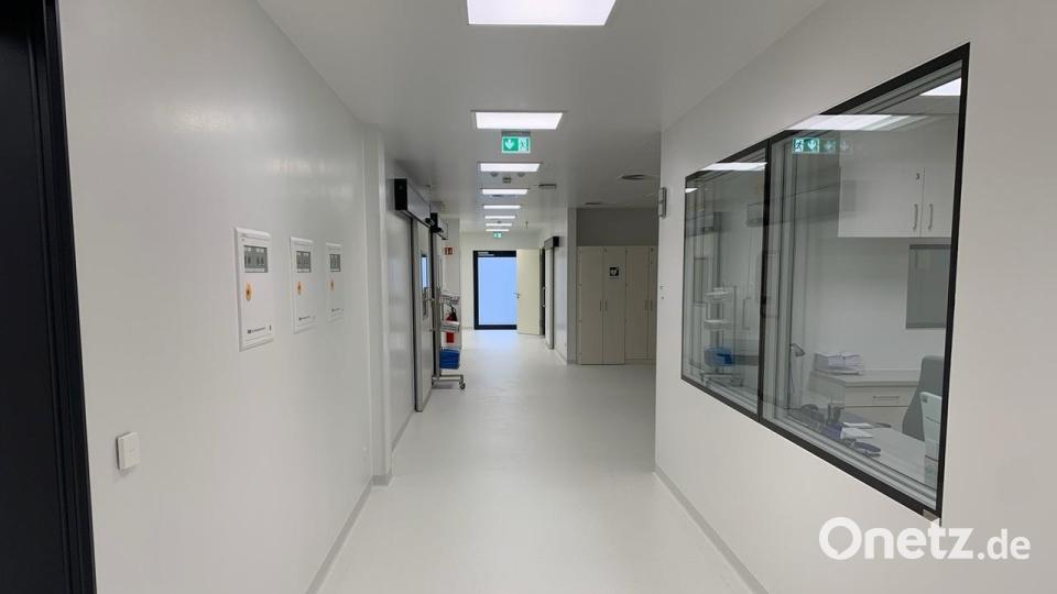 Der erste Blick für Patienten, die aus dem ambulanten Operationssaal kommen. Rechts geht es in den Aufwachraum. Bild: André Roberson /exb
