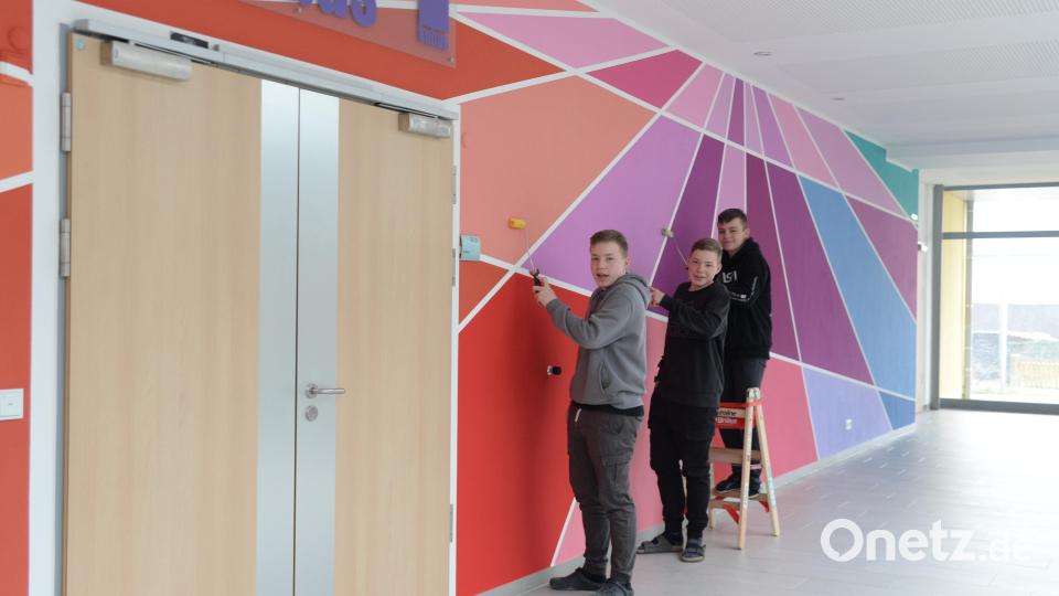 Die Schüler David, Lukas und Julian gestalteten zusammen mit dem Malerbetrieb Fieber den Eingangsbereich des Kubus im Atrium der Mittelschule in Ursensollen. Bild: Andreas Brückmann
