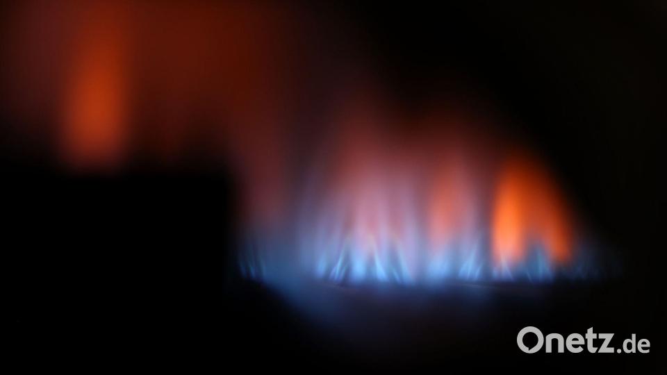 Eine Gasflamme brennt hinter dem Sichtfenster eines Gas-Durchlauferhitzers. Bild: Karl-Josef Hildenbrand/dpa