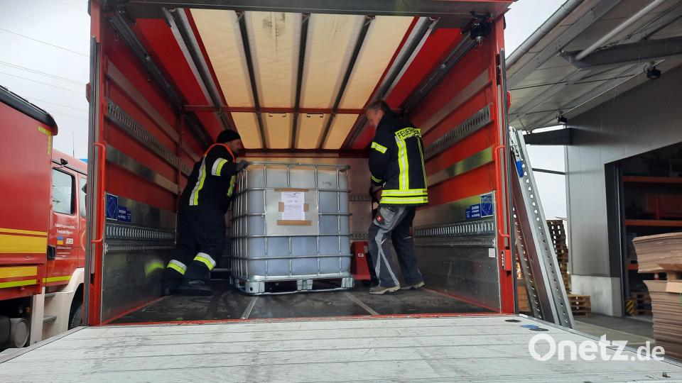 In Unterföhring werden die Sachen verladen. Bild: bey