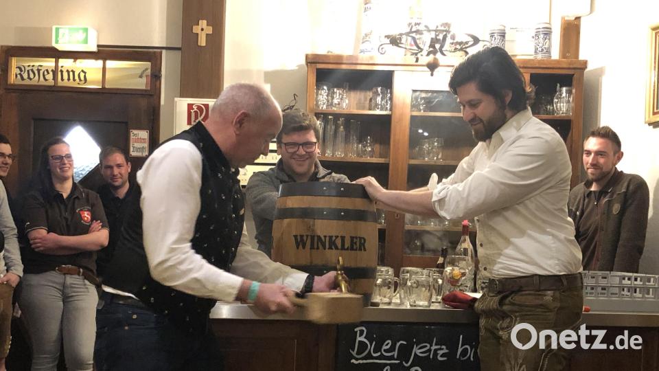 Ein Prost auf den Heimat- und Kulturverein Köfering. Bürgermeister Richard Strehl und Max Winkler zapfen nach zwei Jahren das erste Fass beim Köferinger Bockbierfest an. Bild: brü