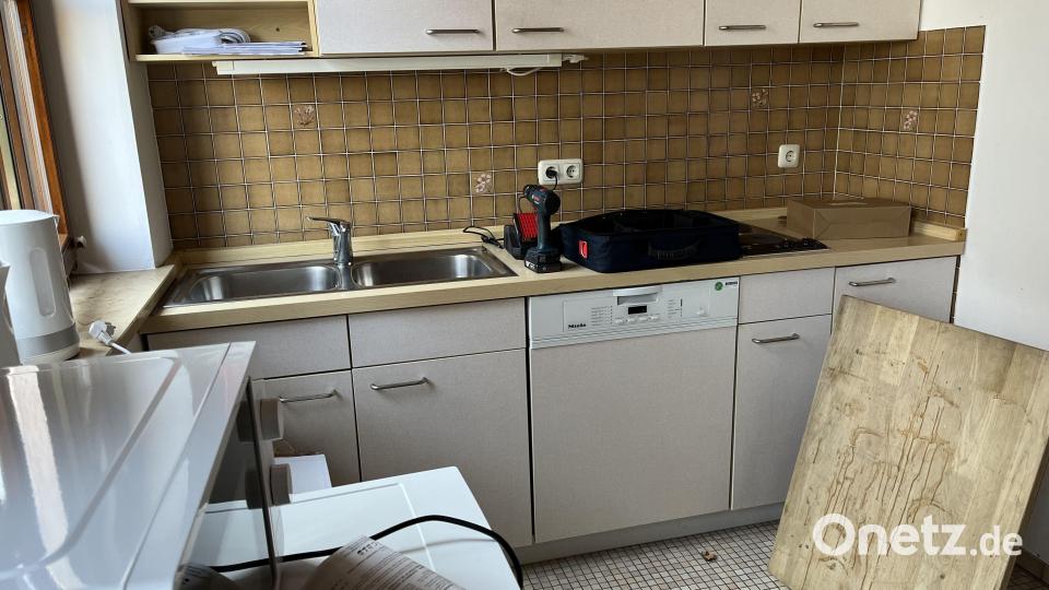 Die Küchenzeile in der Auerbacher Notunterkunft. Bild: Christine Hollederer