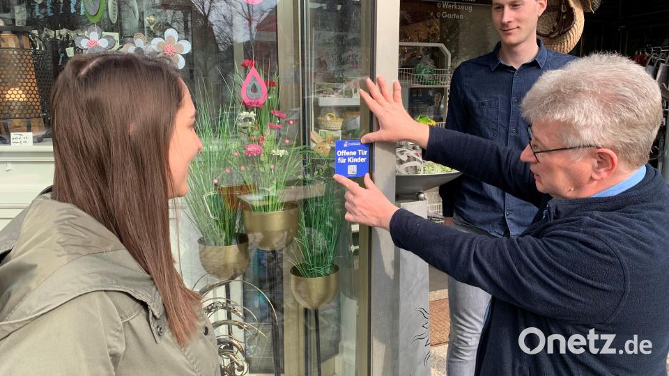 Eine &quot;Offene Tür für Kinder&quot; hat Gerhard Stahl in seinem Haushaltswarengeschäft am Marktplatz gegenüber der Bushaltestelle. Hier können Kinder und Jugendliche Schutz finden, wenn sie sich bedrängt oder bedroht fühlen. Bild: ck
