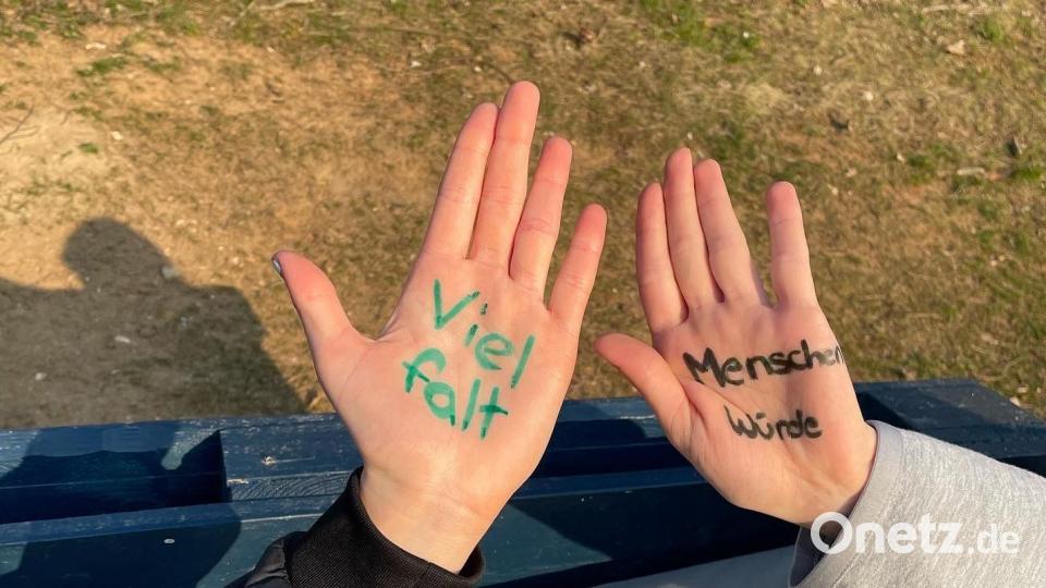 Die Besucher des Kümmersbrucker Jugendtreffs Cube geben ein Statement gegen Rassismus. Bild: Sina Bender-Özavci/exb