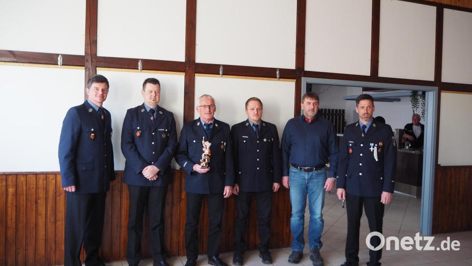 „Ein Leben mit und für die Feuerwehr“, so könnte man den bisherigen Lebenslauf von Alois Adelhardt bezeichnen. Seine Feuerwehrkameraden bedankten sich mit einem handgeschnitzten Florian aus dem Bayerischen Wald. Es gratulierten (von links) Stefan Lindner, Christian Seemann, Matthias Seemann, Ewald Plössner sowie Jürgen Adelhardt. Bild: wmi