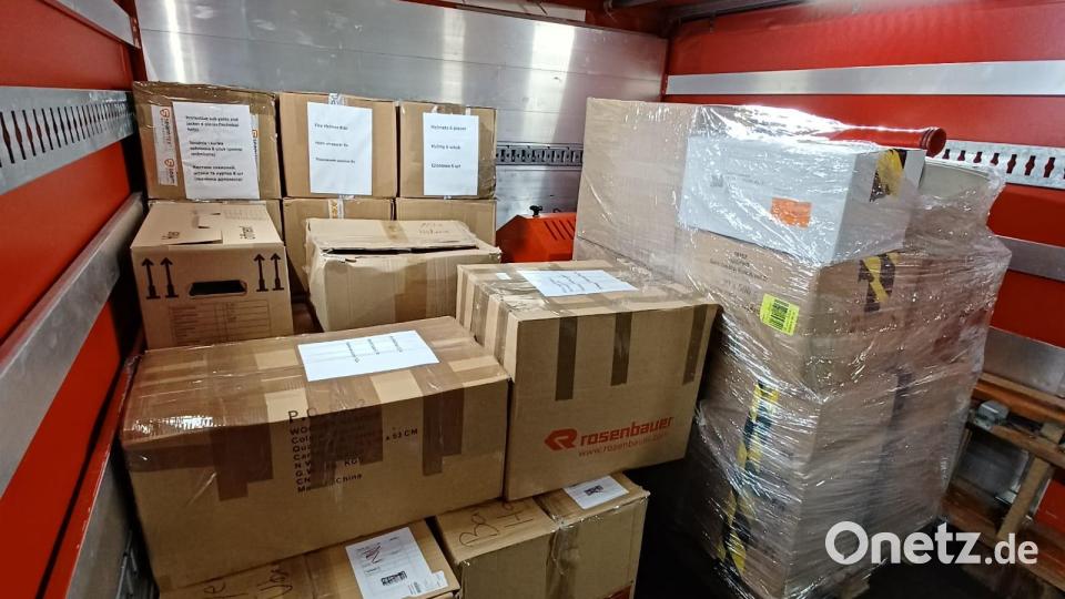 Im Logisitikfahrzeug der Feuerwehr Oberwildenau werden die Ausrüstungsgegenstände zum Treffpunkt nach Unterföhring bei München gefahren. Vor dort aus fährt die Kolonne Richtung Polen. Bild: bey