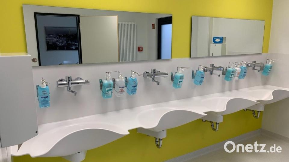 Waschbecken und Desinfektionsmittel im AOZ. Bild: André Roberson /exb