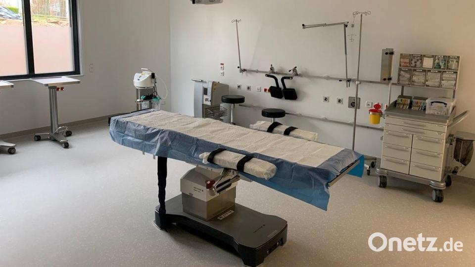 Das ist einer von zwei bereits sterilen Operationssälen im neuen Ambulanten OP-Zentrum in der Marienstraße in Amberg. Am Freitag war offizielle Einweihung, die erste OP steht am 25. April bevor. Bild: André Roberson / exb