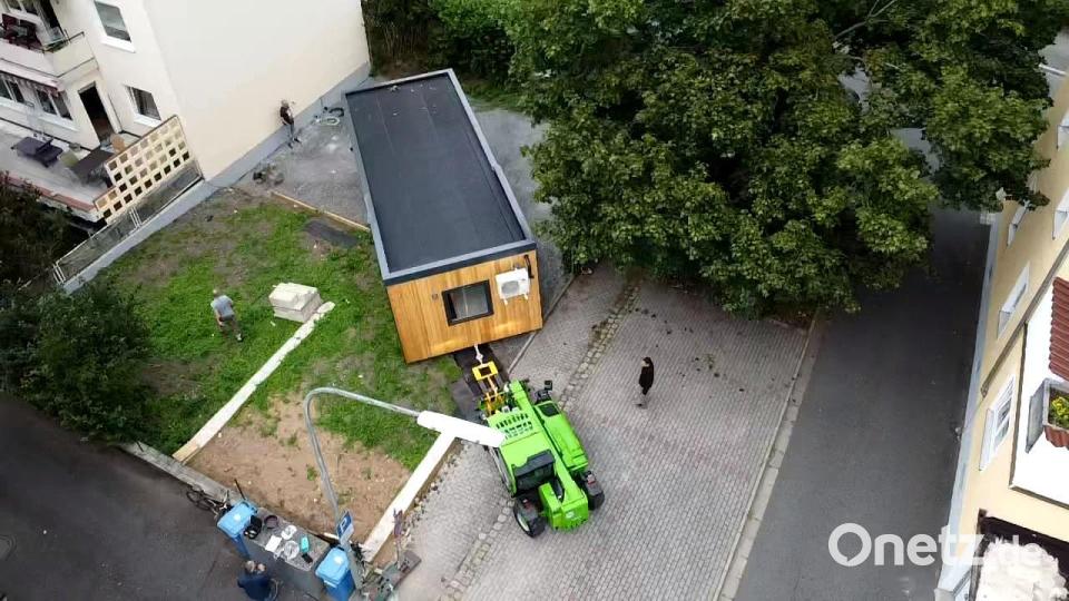 Das Haus wird an Ort und Stelle bugsiert. Das Fahrwerk bleibt unter dem Gebäude, so kann es später wieder weggezogen und auf einen Tieflader transportiert werden. Für mehr Stauraum sorgt übrigens eine übergroße Garage an der Grundstücksseite. Bild: Rippl Architektur
