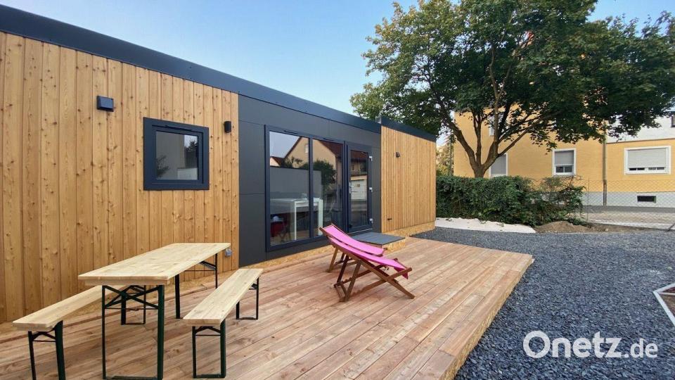 Sitzplatz an der Sonne auf der riesigen Terrasse, die nahezu uneinsehbar ist. Nur von den Treppenhaus- und Toilettenfenstern des Mehrfamilienenhauses im Süden ist ein ungehinderter Blick auf das neue Gebäude möglich. Bild: Rippl Architektur