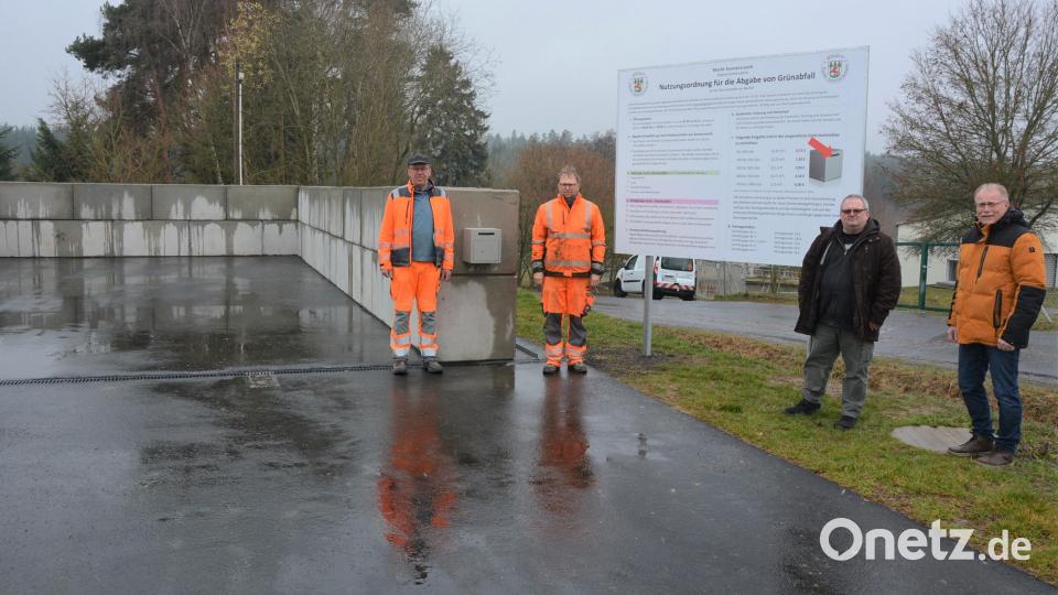 Die neue Grüngutabgabestelle in Konnersreuth ist seit Freitag geöffnet. Darüber freuten sich (von links) Bauhofleiter Alfons Haberkorn, Mitarbeiter Andreas Neumann, Sachbearbeiter Thorsten Malikowski und Bürgermeister Max Bindl. Was bei der Anlieferung alles zu beachten ist, wurde auf einer Infotafel zusammengefasst. Bild: jr