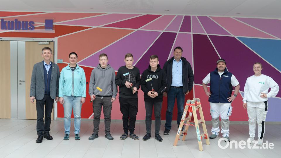 Freude über den neuen Anstrich:. Bürgermeister Albert Geitner, Schulleiter Peter Großmann und Malermeister Markus Fieber mit den an dem Projekt Beteiligten. Bild: Andreas Brückmann