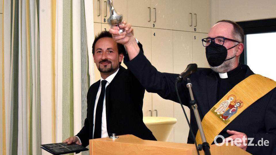 Pfarrer Stefan Fischer und Diakon Peter Bublitz geben den Segen. Bild: Stephan Huber