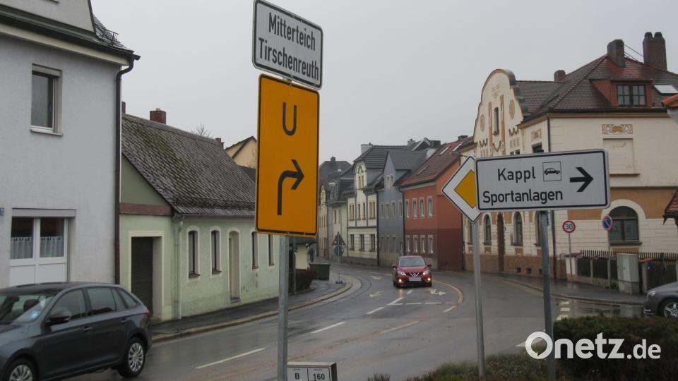 Die Hinweise auf die Umleitung ab Montag waren am Freitag schon aufgestellt – seitlich von der Fahrbahn weggedreht und somit für die Verkehrsteilnehmer noch nicht sichtbar.. Bild: kgg