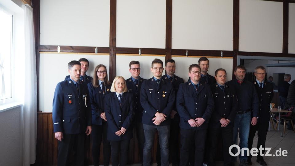 Kreisbrandmeister Rainer Kopp und Zweiter Bürgermeister Ewald Plössner (von rechts) wünschten der neuen Vorstandschaft sowie den Führungskräften ein weiterhin gutes Händchen bei ihrer Arbeit. Von links: Jürgen Adelhardt, Stefan Lindner, Pia Schecklmann, Lisa Bernhardt, Tim Fraunholz, Wolfgang Diepold, Christian Seemann, Lucas Lohner, Matthias Landgraf und Matthias Seemann. Bild: wmi
