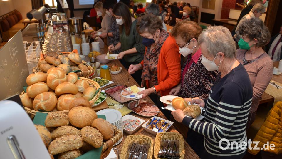An einer langen Frühstückstafel konnten die Landfrauen beherzt zugreifen und sich das gemeinsame Mahl schmecken lassen. Bild: dob