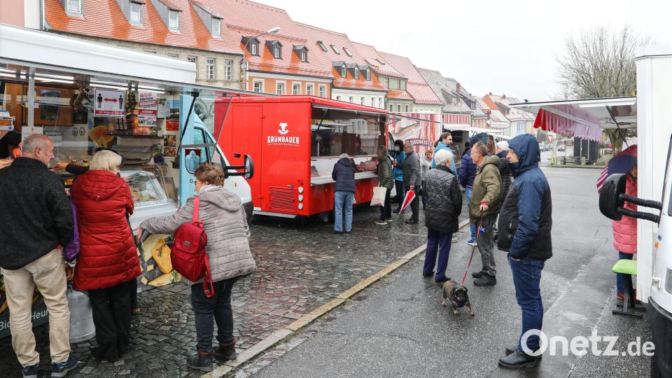 Trotz des schlechten Wetters war am Freitagvormittag beim ersten Wochenmarkt einiges am Unteren Markt los. Bild: njn