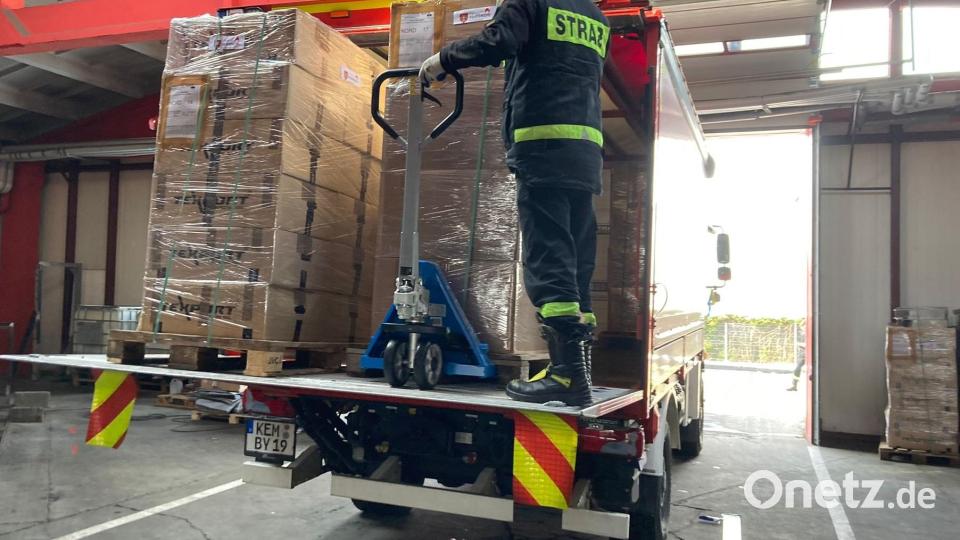 Am Hilfskonvoi der Feuerwehren Bayerns ist der Versorgungslastkraftwagen der Feuerwehr Kemnath beteiligt. Seit Freitagmorgen befinden sich 81 bayerische Feuerwehrleute mit 40 Fahrzeugen im Katastrophenschutzeinsatz. Am Sonntag wurden die Hilfsgüter in Krakau (Polen) entladen und werden von dort an die ukrainischen Feuerwehren verteilt. Rückkehr des bayerischen Konvois ist für Dienstag geplant. Bild: mde