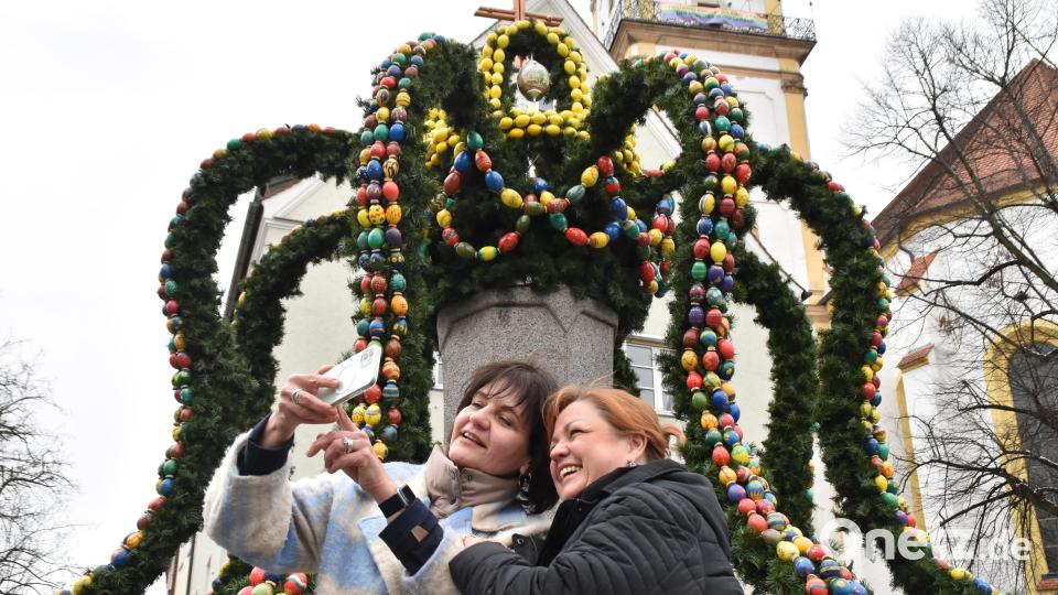 Besucherinnen aus Dresden und aus München, die sich mit einer Freundesgruppe alle drei Jahre in Weiden treffen, waren begeistert vom bunten Osterbrunnen. Bild: hcz