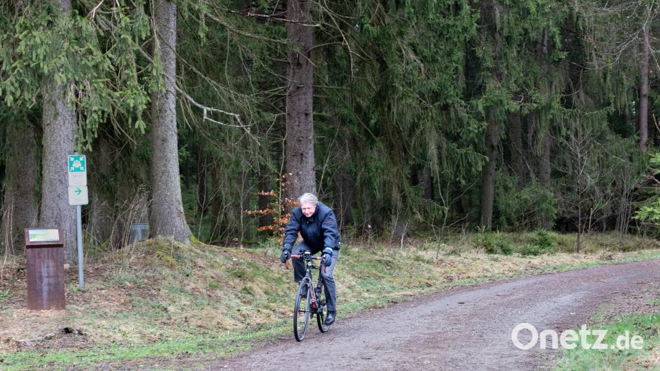 Plößbergs Bürgermeister Lothar Müller initiierte das Projekt Haselstein-Radweg. Zur offiziellen Eröffnung kam er mit dem Fahrrad und testete gleich ein Stück der neu beschilderten Radstrecke. Bild: Susanne Forster