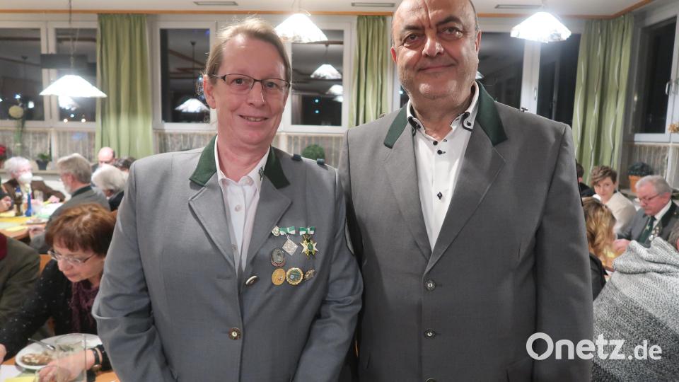 Neue erste Schützenmeisterin ist Claudia Glaubitz (links). Yusuf Kabakulak wurde zum zweiten Schützenmeister gewählt. Bild: Kunz