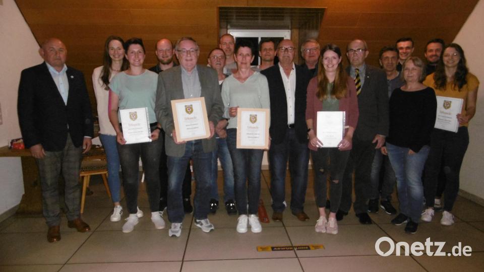 Der Sportverein ehrte in seiner Hauptversammlung viele Sportler, unter anderem Anna Geilersdörfer, Hans Kummert, Lisa Lederer, Lisa Beck und Ramona Bäumler (mit Urkunden). Bild: mma