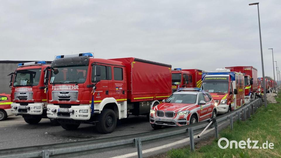 Am Hilfskonvoi der Feuerwehren Bayerns ist der Versorgungslastkraftwagen (Bildmitte) der Feuerwehr Kemnath mit zwei Feuerwehrleuten beteiligt. Seit Freitagmorgen befinden sich 81 bayerische Brandschützer mit 40 Fahrzeugen im Katastrophenschutzeinsatz. Mit 31 Transportfahrzeugen werden Hilfsgüter in Form von feuerwehrtechnischer Ausrüstung in Richtung Ukraine geliefert. Bild: mde