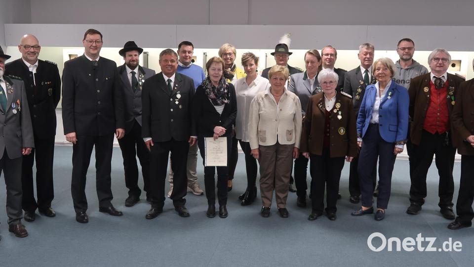 Die Geehrten mit dem bisherigen kommissarischen ersten Schützenmeister Johannes Breyer (links). Bild: Kunz
