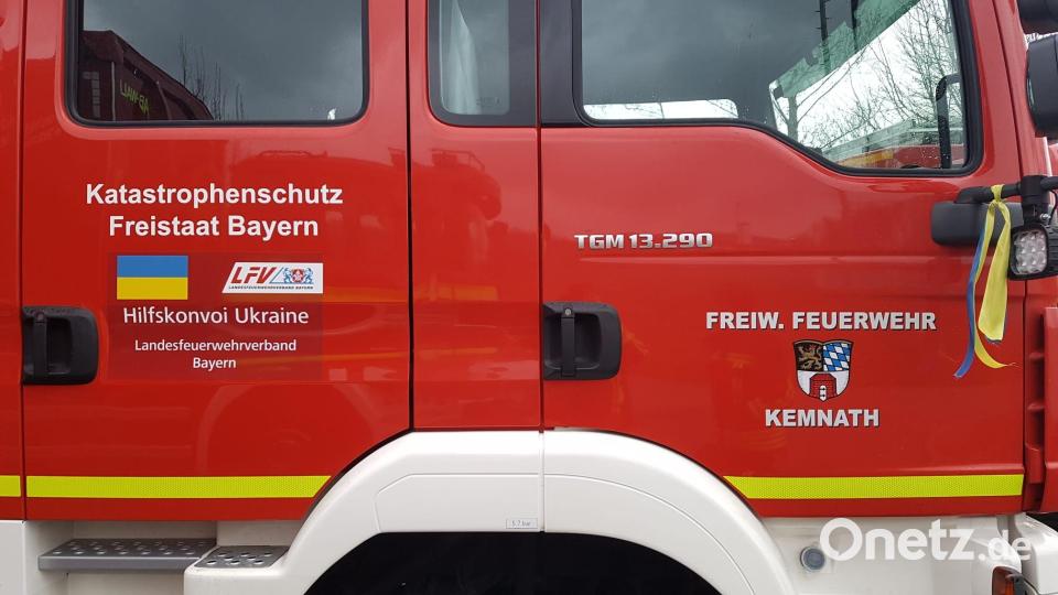 Am Hilfskonvoi der Feuerwehren Bayerns ist der Versorgungslastkraftwagen der Feuerwehr Kemnath mit zwei Feuerwehrleuten beteiligt. Seit Freitagmorgen befinden sich 81 bayerische Feuerwehrleute mit 40 Fahrzeugen im Katastrophenschutzeinsatz. Mit 31 Transportfahrzeugen werden Hilfsgüter in Form von feuerwehrtechnischer Ausrüstung in Richtung Kriegsgebiet geliefert. Bild: mde
