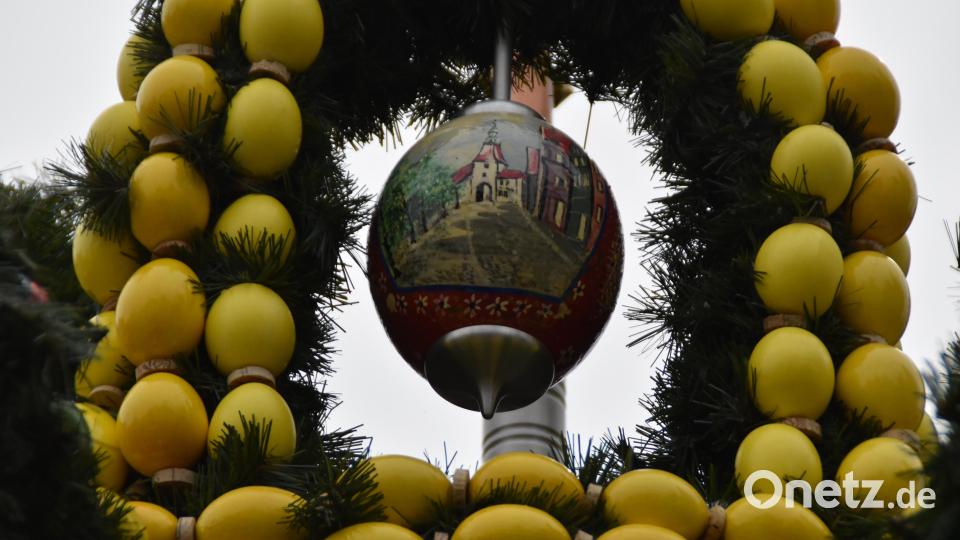 In der Krone des Osterbrunnens sind vier kunstvoll bemalte Straußeneier. Bild: hcz