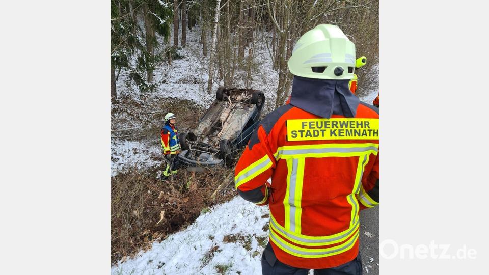 Der BMW kam auf der B22 zwischen Kemnath und Schönreuth auf Höhe Lichtenhof von der Fahrbahn ab, überschlug sich und landete auf dem Dach im angrenzenden Wald. Die Feuerwehren Kemnath und Schönreuth sowie der Rettungsdienst und die Polizei waren vor Ort. Bild: mde