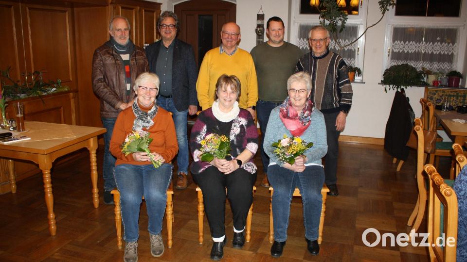 Eckhard Bodner und Andreas Reindl (stehend, Dritter und Vierter von links) leiten in den Heimatpflegebund. Mit im Team sind Kassierin Maria Berger und Schriftführerin Elisabeth Murr (sitzend, links und rechts) sowie die Beisitzer Alfred Pravida (stehend links neben Bürgermeister Bernhard Stangl), Richard Wolf (stehend rechts) und Waltraud Slama (sitzend Mitte). Bild: bjp