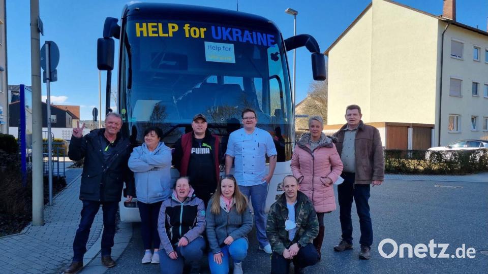 Vor der Abfahrt in Weiden: Gottlieb Bruhnke (ganz rechts) und sein Chef Alfred Arnold (ganz links) sind gespannt, was sie erwartet. Bild: Bruhnke/exb