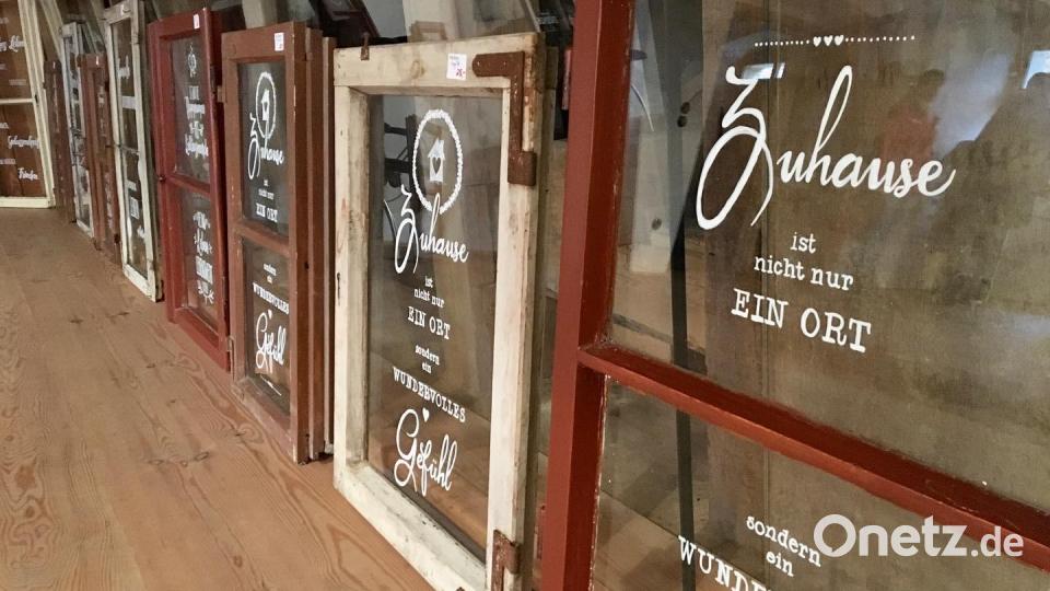 Jenny Rumpler aus Vilseck hatte mit ihren Mühlenfenstern nun ihre erste Vernissage. Bild: gri