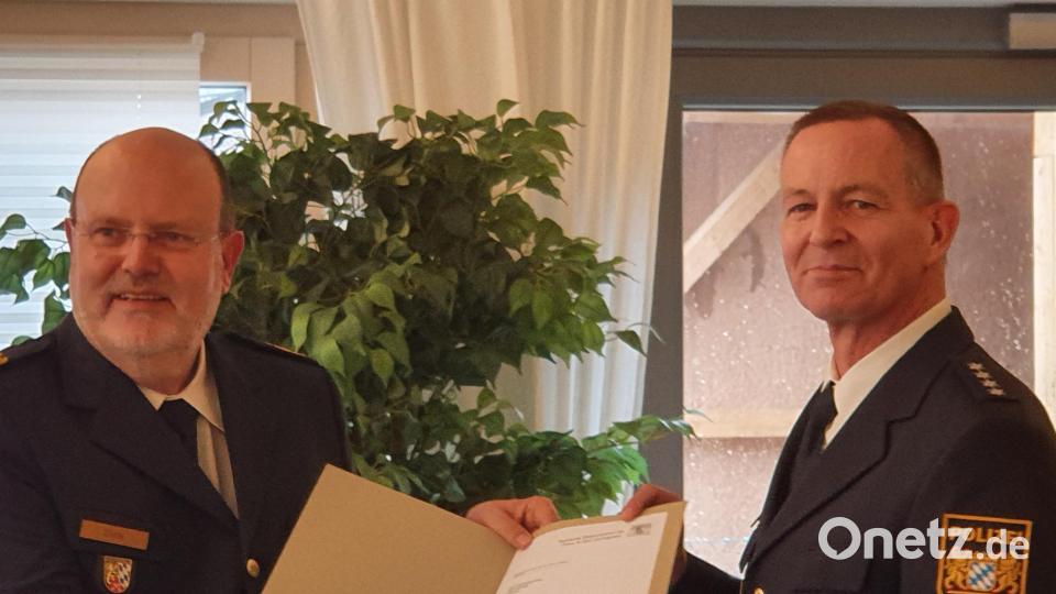 Stefan Weinberger (rechts) ist der neue Chef der Polizeiinspektion Neustadt/WN. Polizeipräsident Norbert Zink überreicht ihm die Ernennungsurkunde. Bild: Lowak