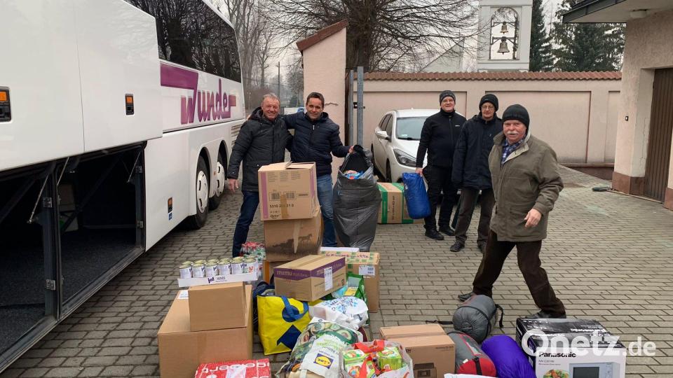 Bei einem Kloster in Polen laden Bruhnke und Arnold die aus Deutschland mitgebrachten Sachspenden ab. Bild: Bruhnke/exb