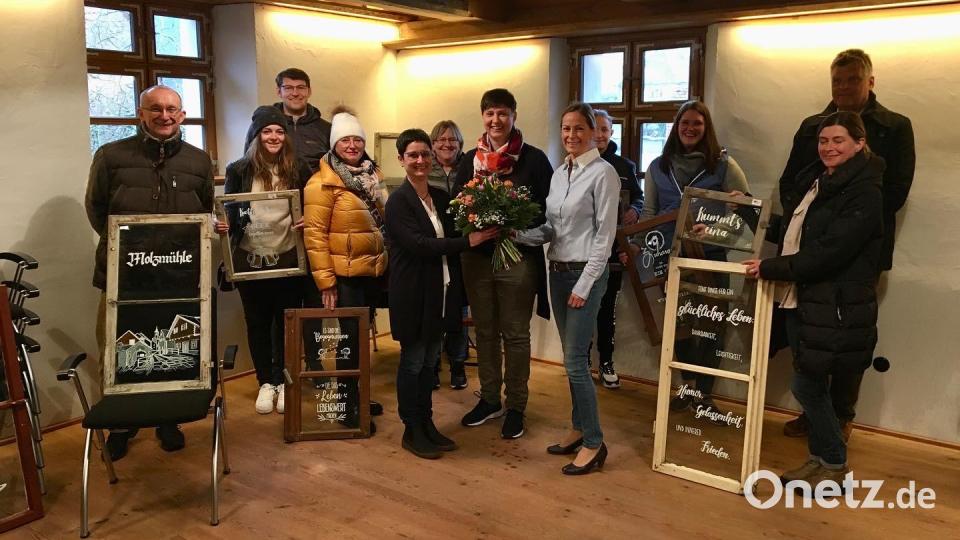 Sie alle haben zum Erfolg der Aktion beigetragen. Gestaltet hat die Fenster Jenny Rumpler (Siebte von links). Organisatorin ist Michaela Leitl (Fünfte von links). Bild: gri