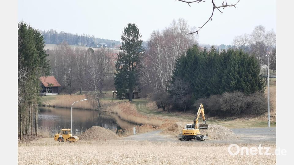 Nach dem ein Streifen der Waldfläche (links) abgeholzt ist, wird der bisherige Festplatz (rechts) um rund 400 Quadratmeter erweitert und das Auffüllmaterial mit der Walze befestigt (links). Bild: gz