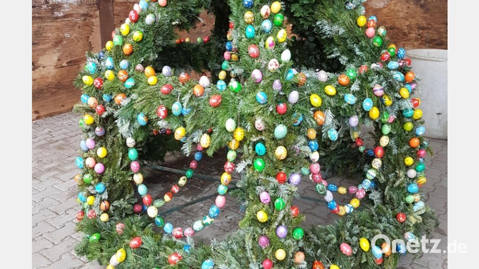 Die Osterkrone mit ausgeblasenen und handbemalten Hühnereiern auf dem Brunnen am Marktplatz wird wieder ein Schmuckstück sein. Mitglieder des Katholischen. Frauenbundes haben die Frühlingsdekoration geflochten und geschmückt. Bild: gi