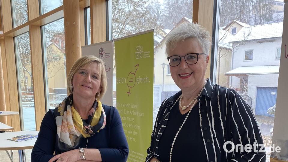 Karin Schlecht (r.) kandidierte nicht mehr für den KDFB-Vorsitz im Bistum Regensburg. Martha Bauer ist die neue Vorsitzende. Bild: Margot Meinlschmidt