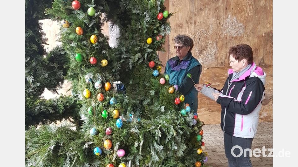 Die Osterkrone mit ausgeblasenen und handbemalten Hühnereiern wird auf dem Brunnen am Marktplatz wieder ein Schmuckstück sein. Mitglieder des Katholischen. Frauenbundes haben die Frühlingsdekoration geflochten und geschmückt. Bild: gi