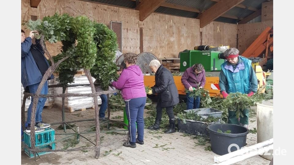 Die Osterkrone mit ausgeblasenen und handbemalten Hühnereiern auf dem Brunnen am Marktplatz wird wieder ein Schmuckstück sein. Mitglieder des Katholischen. Frauenbundes haben die Frühlingsdekoration geflochten und geschmückt. Bild: gi