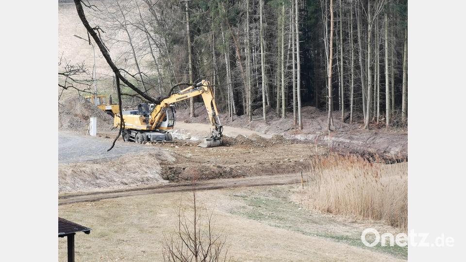 Mit dem Bagger füllt die Straßenbaufirma die zusätzliche Festplatz-Fläche auf und befestigt diese mit der Walze. Bild: gz