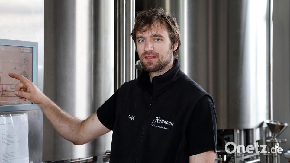 Was, wann, wie viel: Sebastian Jakob füttert den Computer mit Informationen und steuert das Brauen. Bild: Gerhard Götz