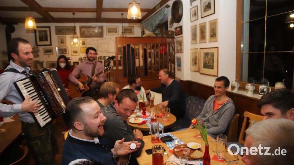 Ein Prosit der Gemütlichkeit“ sangen die „Hohlweglauerer“ schon lange nicht mehr im Gasthaus Hermann, das beim „Etzenrichter Abend“ von SPD-Vorsitzender Moni Waldeck und ihrer Crew aus Allroundern in Küche, Zoigl-Zapfstelle und beim Service zeigten. Schön anzusehen war die teils neue Deko mit gerahmten Bildern und Skizzen, die die Wirtsstube zieren Bild: war
