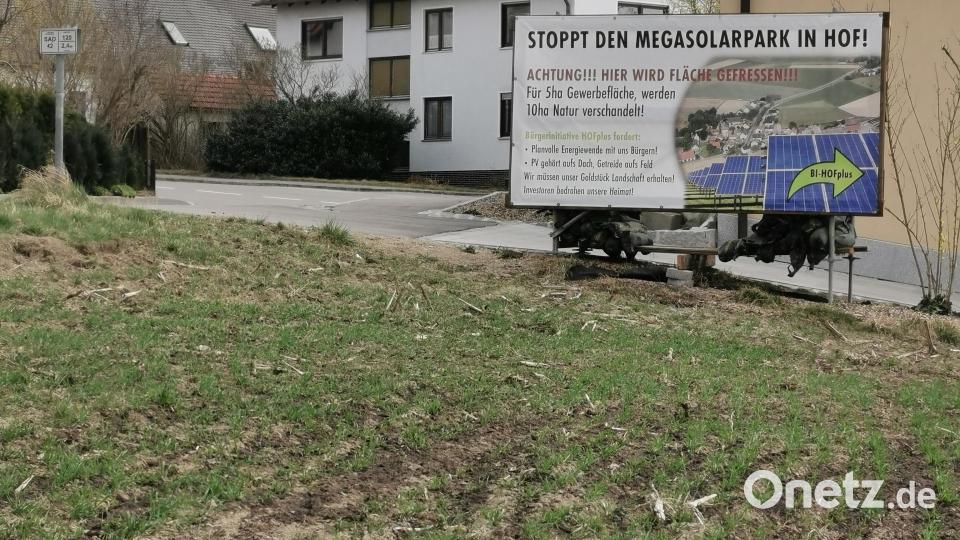 Am Ortseingang von Hof weist diese Tafel vor einem Anwesen auf die ablehnende Haltung bezüglich des geplanten Solarparks nahe der Ortschaft hin. Die Bürgerinitiative „Hof plus“ sammelt jetzt Unterschriften für ein Bürgerbegehren. Bild: Portner